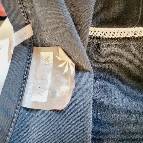 ATHLETA BLACK WHITE LONG SLEEVE  SIZE MED - Picture 6 of 6